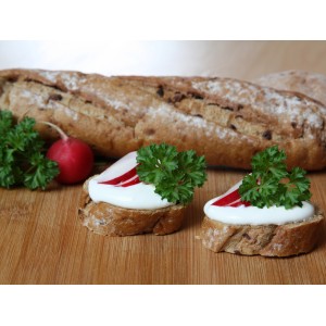 Brot-Snacks mit Blu Bio-Petersilie Krause als Garnitur. Frische Kräuter für die Küche.