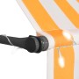 Nahaufnahme einer weiß-orangen, handbetriebenen Markise mit Kurbel und leuchtenden LED-Lichtern. Ideal für Terrasse.
