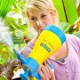 Frau nutzt Gloria Hobby 125 Flex Drucksprühgerät (1,25 l) zur Pflanzenpflege.