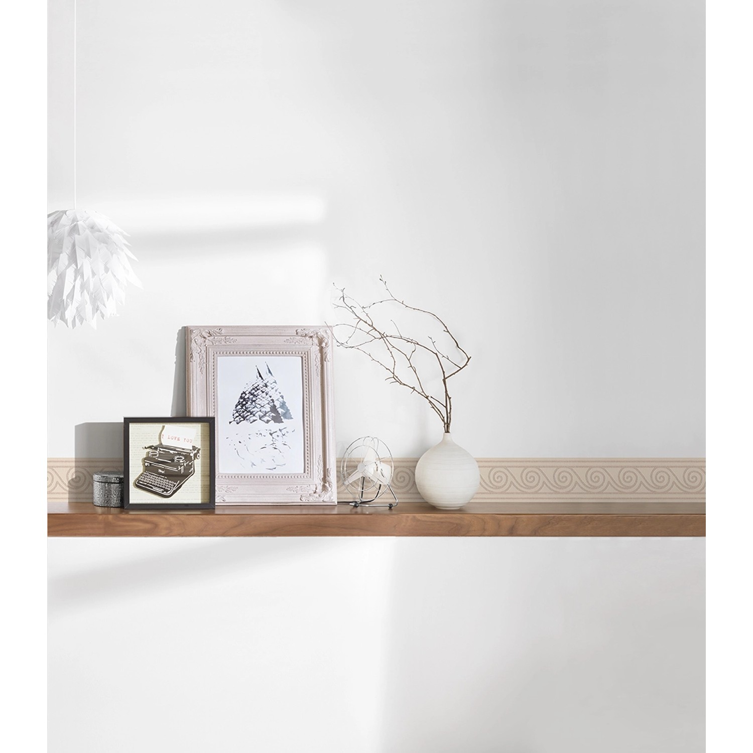 A.S. Création Borte selbstklebend, Wellenmuster in Beige-Creme an Wand über Regal.