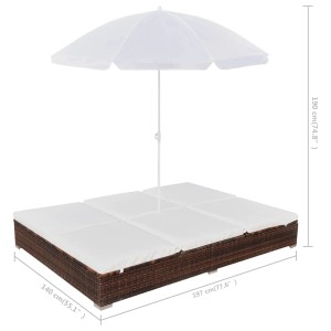 Braunes Outdoor-Loungebett mit Sonnenschirm und weißen Kissen aus Polyrattan.