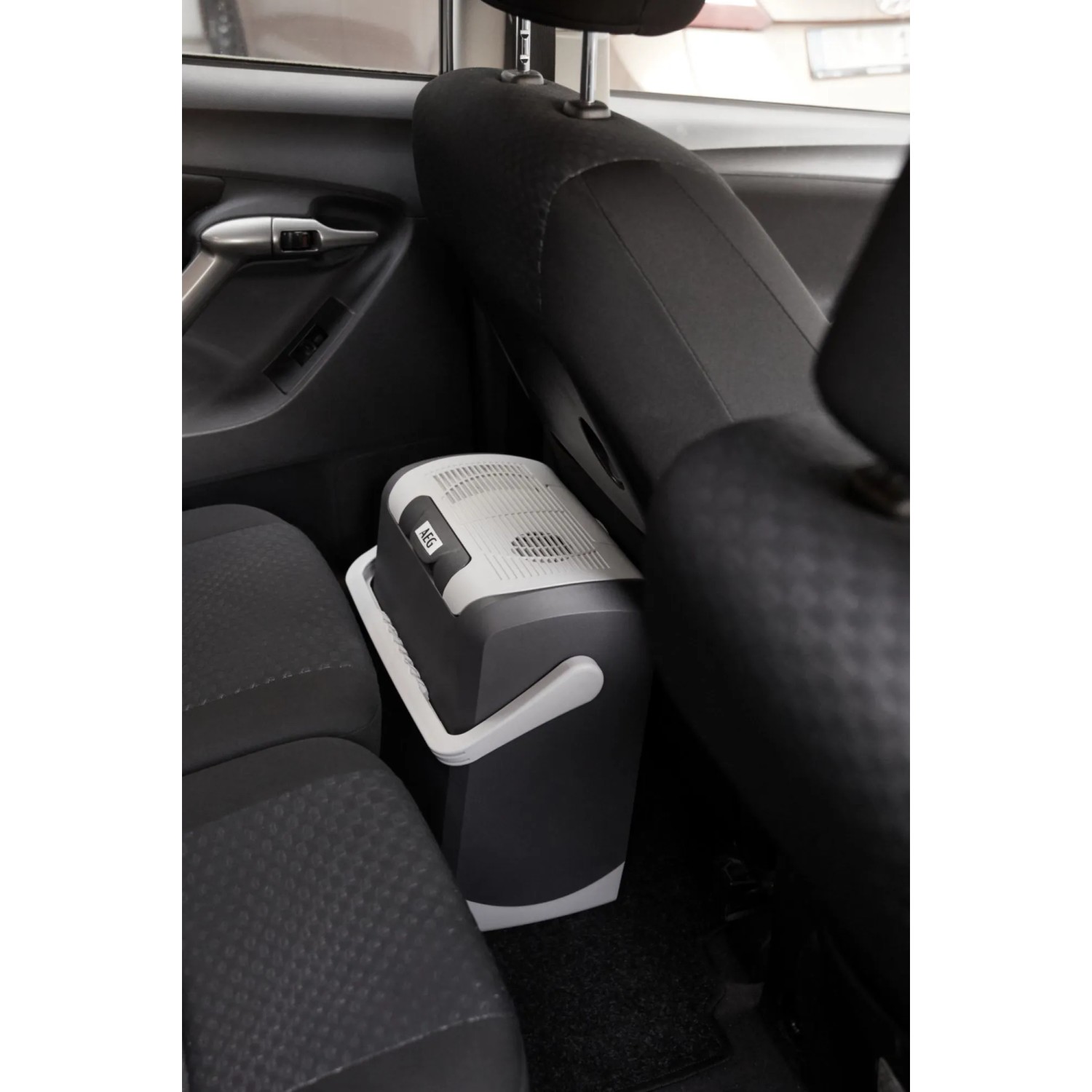 AEG Kühlbox KK 14l im Auto: Thermoelektrische Kühl- und Warmhaltebox für unterwegs.