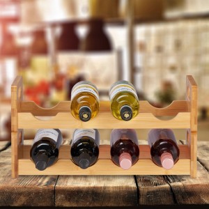 Helles Bambus Weinregal für 8 Flaschen auf rustikalem Holztisch. Ideal zur Lagerung in Küche oder Hausbar.
