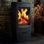 Schwarzer Plamen Gusskaminofen Gala 8 kW mit brennendem Holz im Feuerraum.