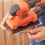 Black+Decker Schwingschleifer BEW220 (150 W) beim Schleifpapierwechsel.
