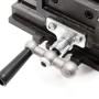 Detail Wiltec Maschinenschraubstock: silberner Verstellgriff, schwarzes Gusseisen. Präzise 2-Achsen-Verstellung für Werkbank.