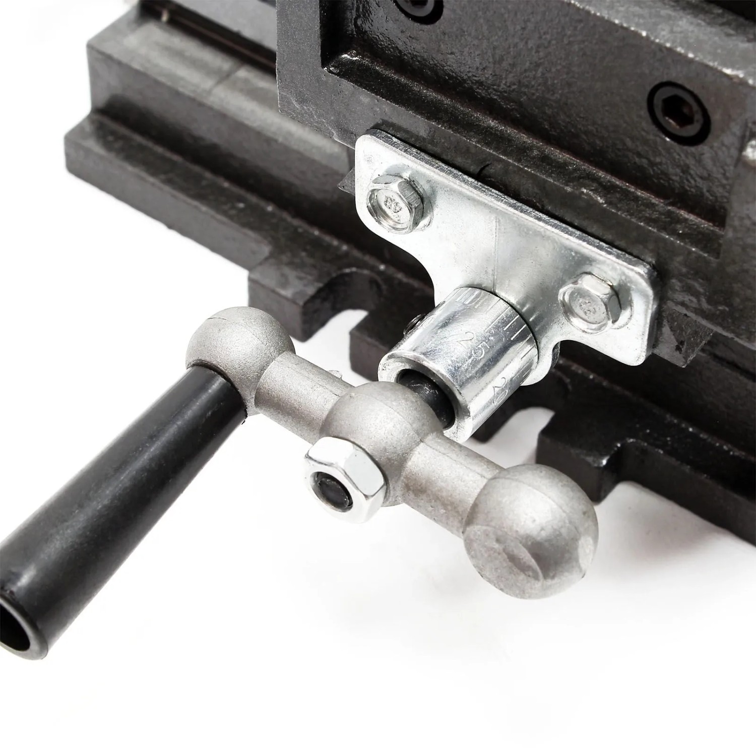 Detail Wiltec Maschinenschraubstock: silberner Verstellgriff, schwarzes Gusseisen. Präzise 2-Achsen-Verstellung für Werkbank.