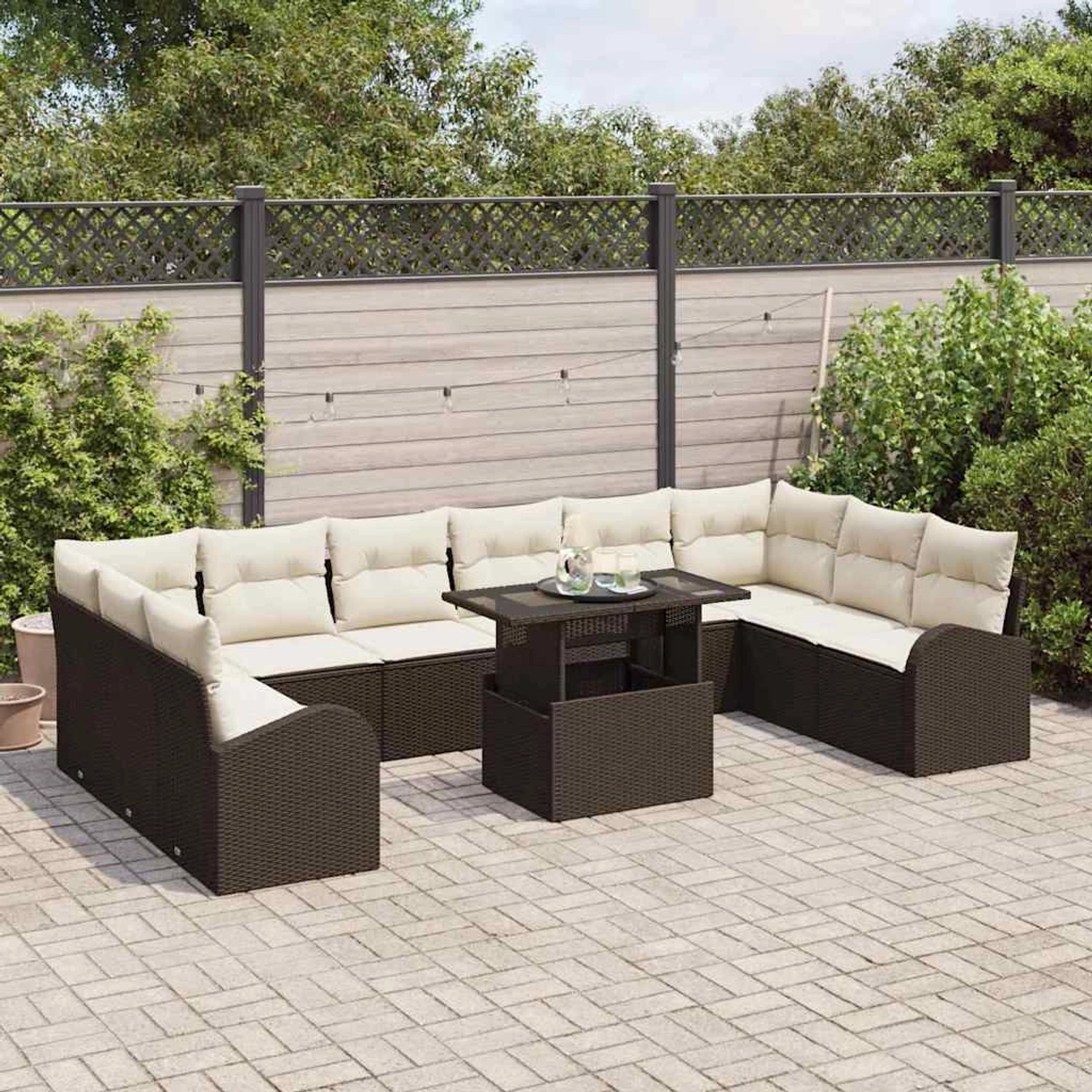 Braunes 11-teiliges vidaXL Garten-Sofa-Set aus Polyrattan mit Tisch und cremefarbenen Kissen.