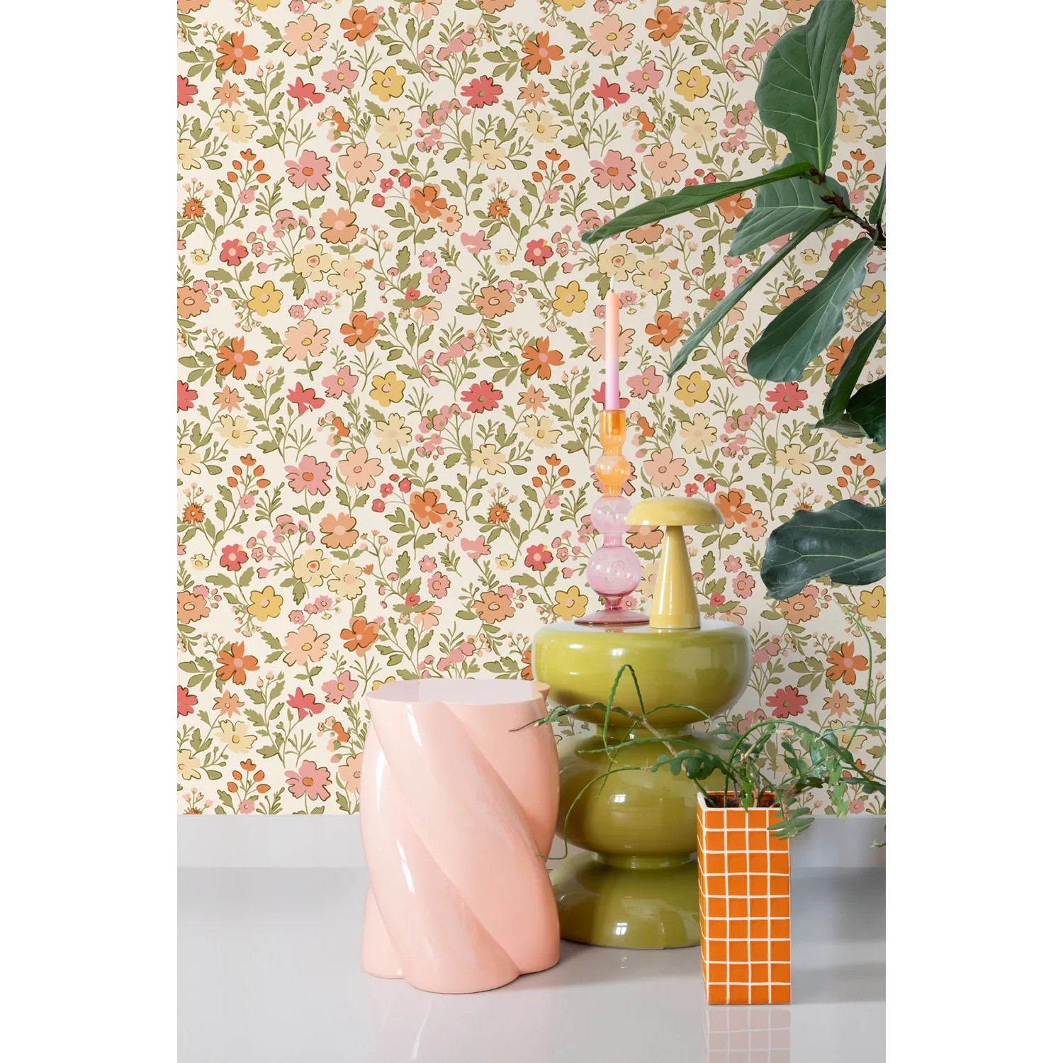 ESTAhome Vliestapete mit Blumenmuster in Rosa, Grün, Gelb und Orange.