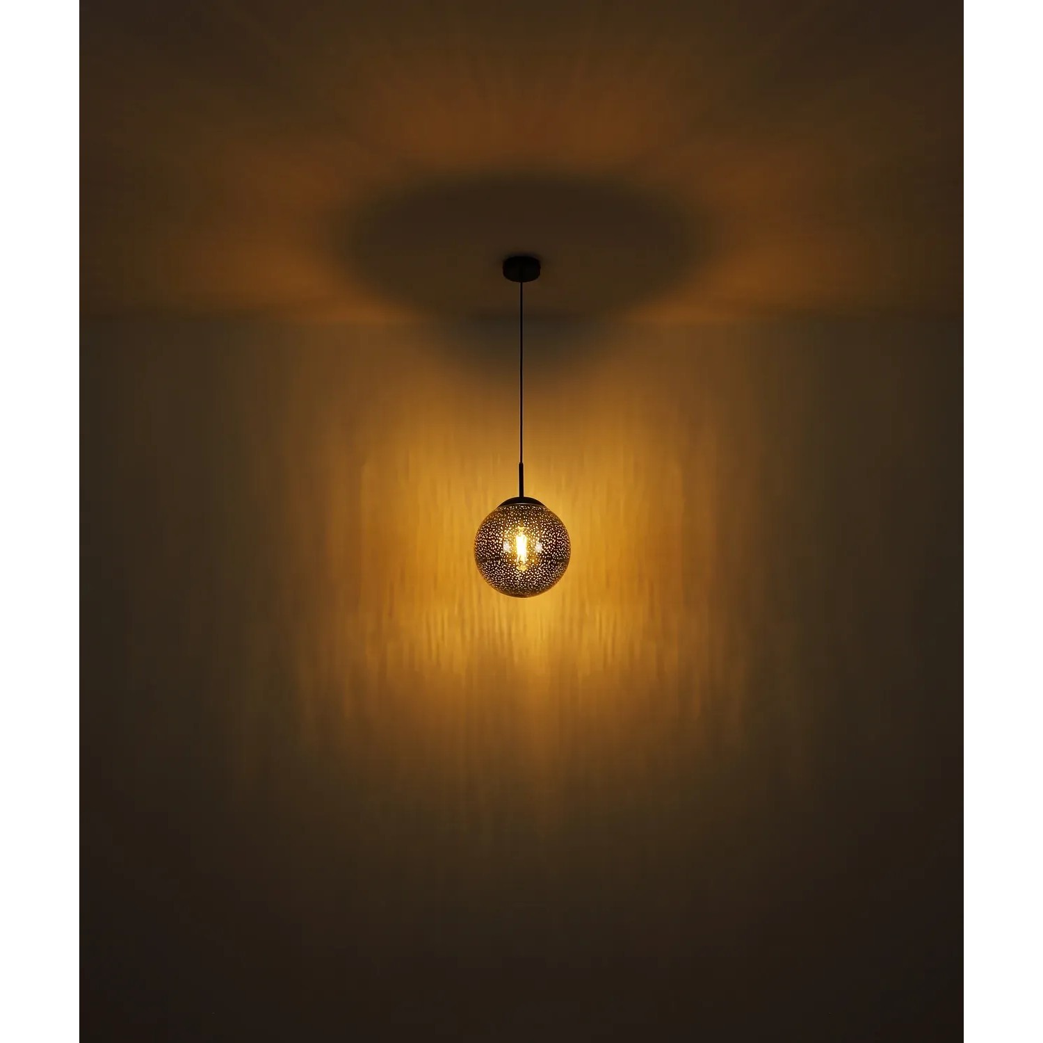 Schwarze Globo Hängeleuchte Samos mit Rauchglas-Kugel und Sterneneffekt, Ø 20 cm.
