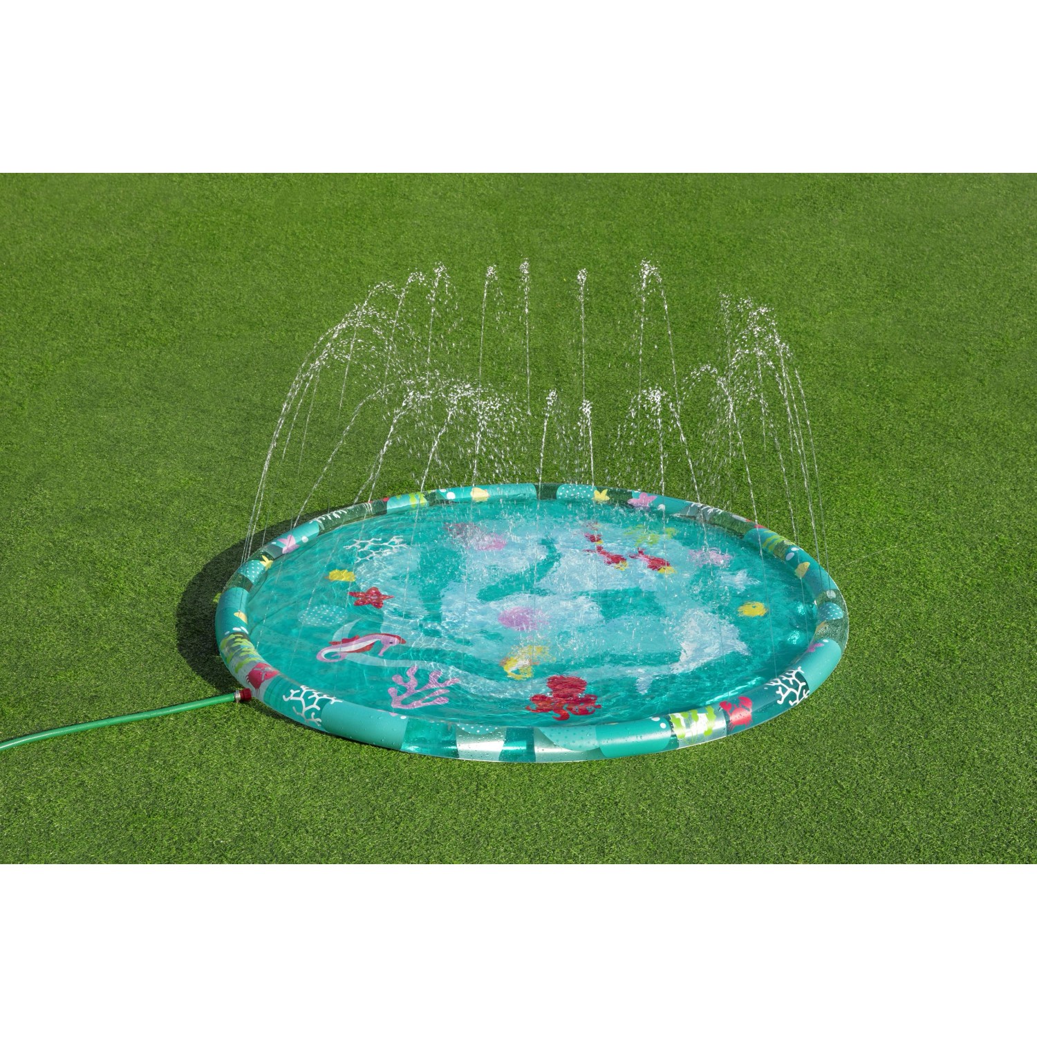 Bestway Wassermatte Underwater Ø 165 cm mit Wassersprinklern im Garten.