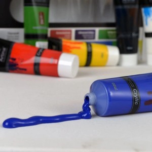 Artina Crylic Acrylfarbe, 24er Set. Tube mit auslaufender blauer Farbe.