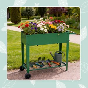 Grünes Metall-Hochbeet mit bunten Blumen, Rädern und Gitterablage für Gartenwerkzeug. Ideal für Balkon & Terrasse.
