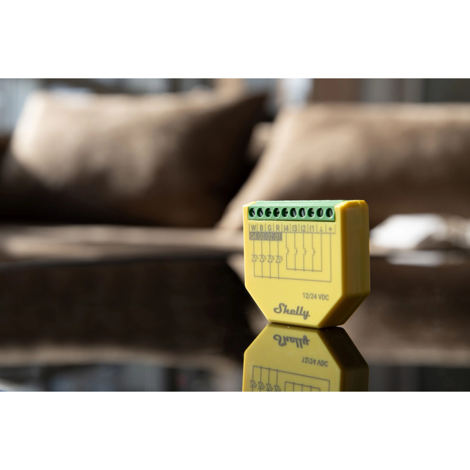 Gelber Shelly Controller RGBW Plus PM für Hausautomation, Steuerung von LED-Streifen.