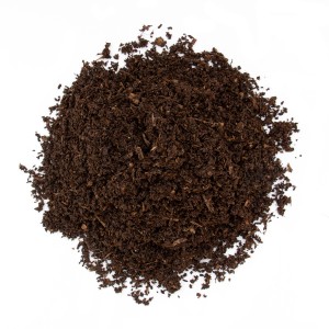 Nahaufnahme: Floragard Rasenerde, torffreie Erde für Rasenflächen, dunkle Farbe, feine Struktur.