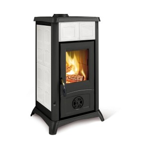 La Nordica Gemma Kaminofen, 6 kW, Keramik Weiß. Zeitbrandofen mit Scheibenspülung und Warmhaltezone.