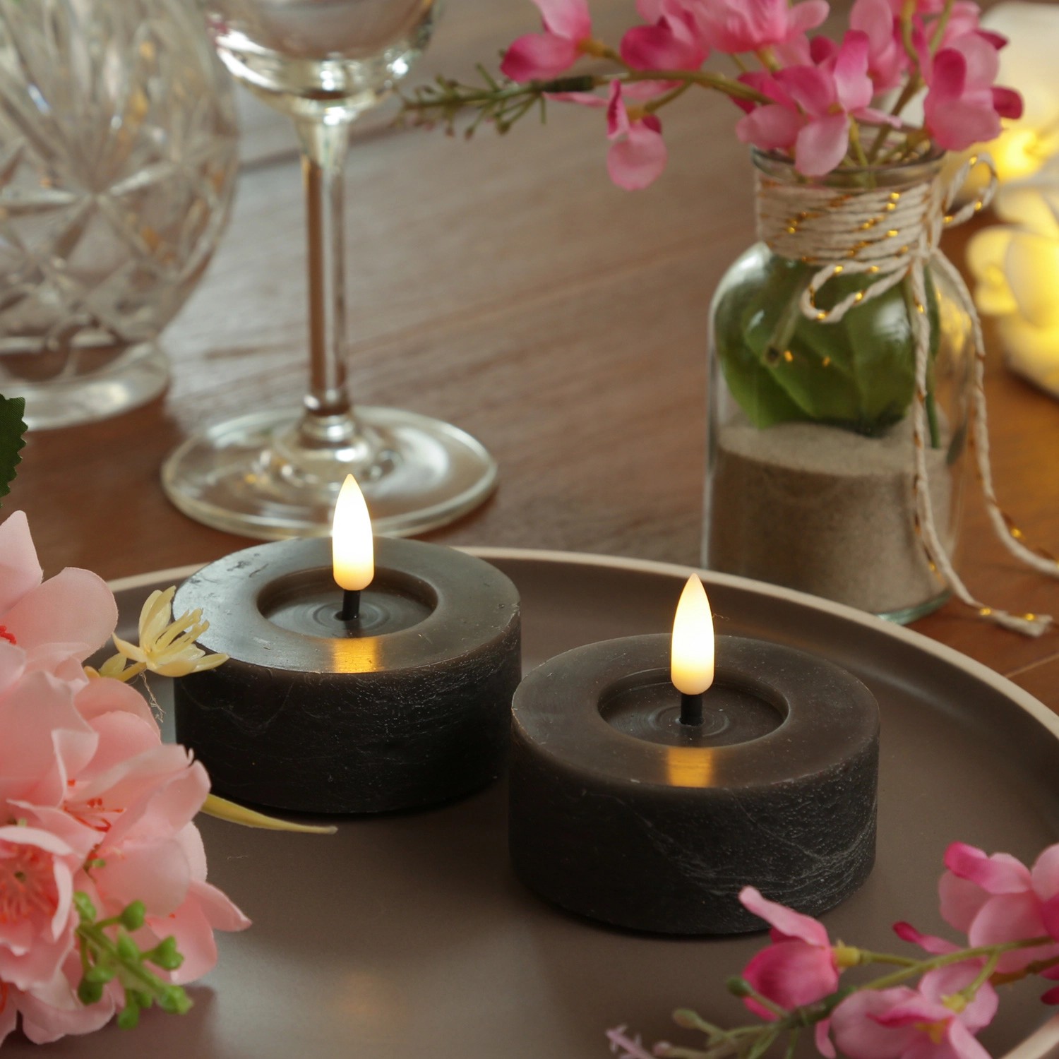 Zwei graue LED Teelichter in Rustik Optik aus Echtwachs, flackernd, D 7cm.