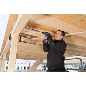 Bosch Professional GSR 18V-28 C Akku-Bohrschrauber im Einsatz beim Bohren in Holz.