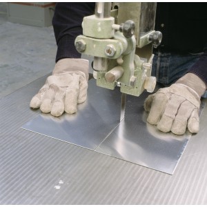 LUX Bandsägeblatt 1.425 mm in Aktion beim Schneiden von Metall.