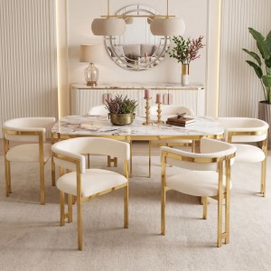 Sechs beige Chenille Esszimmerstühle mit goldfarbenem Metallgestell und C-förmiger Rückenlehne im eleganten Esszimmer.