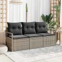 Graues 3-tlg. Poly-Rattan Gartensofa-Set mit dunklen Kissen auf Terrasse. Modernes Outdoor-Möbel für Garten & Balkon.