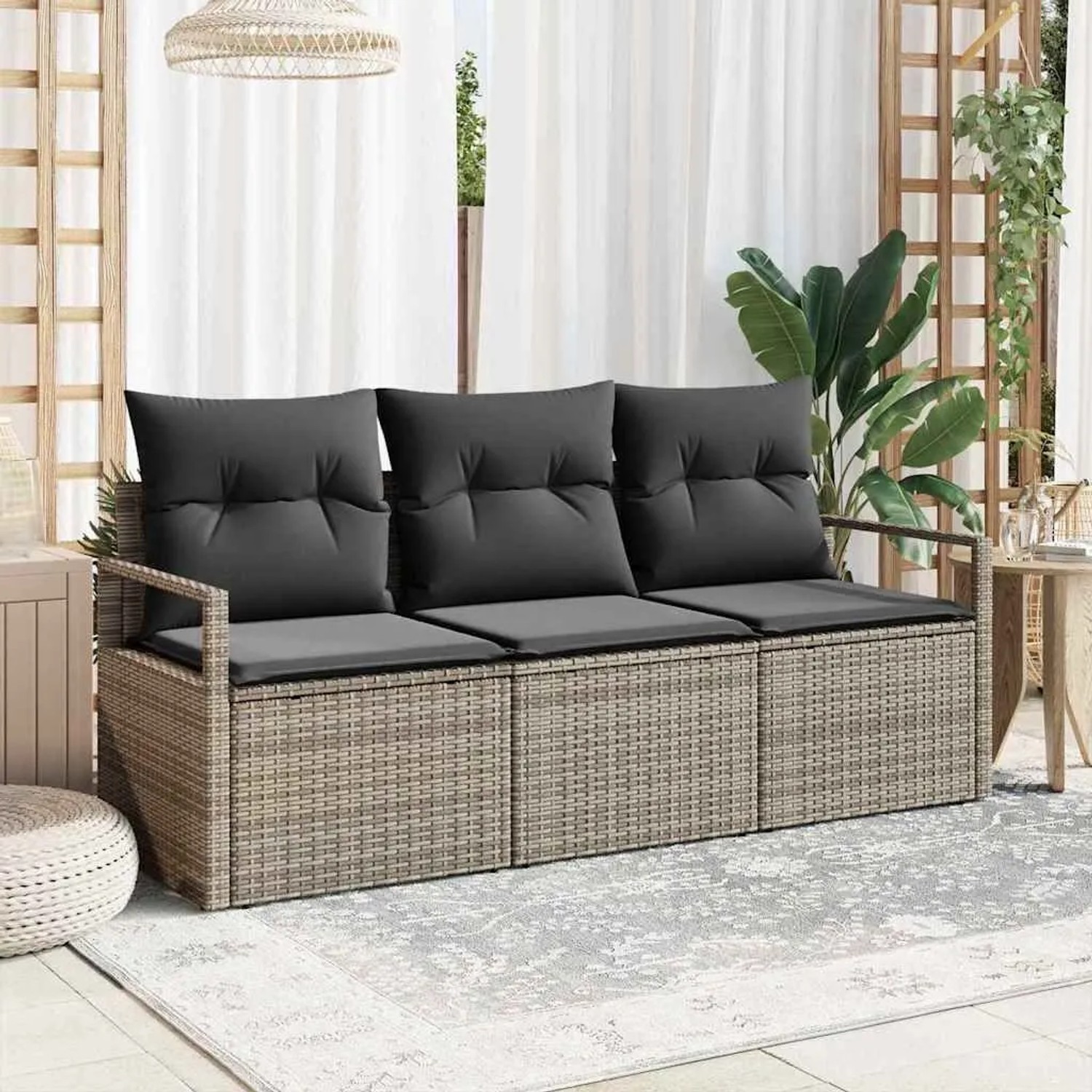 Graues 3-tlg. Poly-Rattan Gartensofa-Set mit dunklen Kissen auf Terrasse. Modernes Outdoor-Möbel für Garten & Balkon.