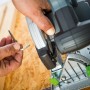 LUX-TOOLS Akku-Handkreissäge A-KS-20/150 mit Inbusschlüssel für präzise Einstellungen.