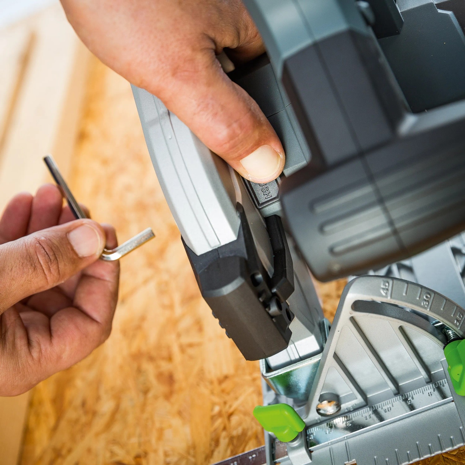 LUX-TOOLS Akku-Handkreissäge A-KS-20/150 mit Inbusschlüssel für präzise Einstellungen.