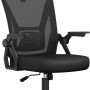 Schwarzer ergonomischer Bürostuhl mit hoher Netzrückenlehne, verstellbarer Kopfstütze, hochklappbaren Armlehnen und Rollen.
