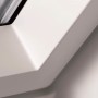 Detailaufnahme: Weißes VELUX Schwingfenster F04 aus Kunststoff für Dachfenster.