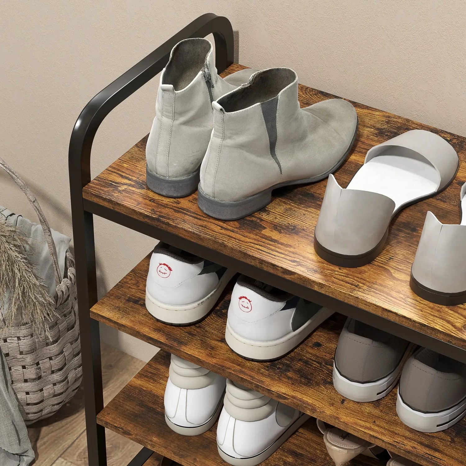 HOMCOM Schuhregal aus Spanplatte und Metall, braun, mit Schuhen. Schuhkommode mit 4 Ablagen.