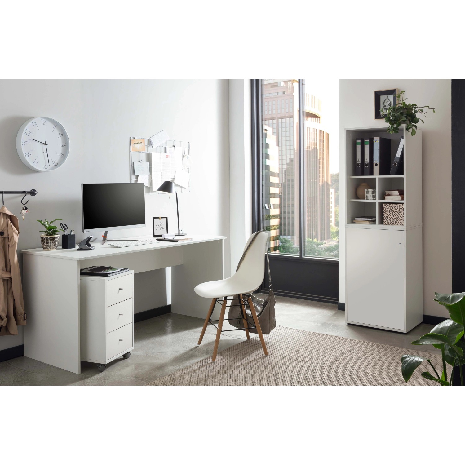 Weißer PROREGAL Aktenschrank Pigeon Small im Büro mit Schreibtisch und Bürostuhl.