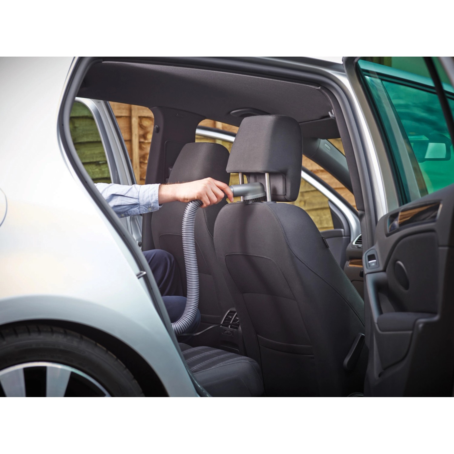 Black+Decker Autosauger ADV1200 im Einsatz zur Reinigung eines Autositzes.