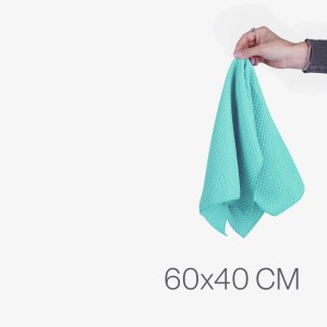 Türkisfarbenes Microfaser Geschirrtuch (60x40 cm) im 8er-Pack, gehalten von einer Hand.