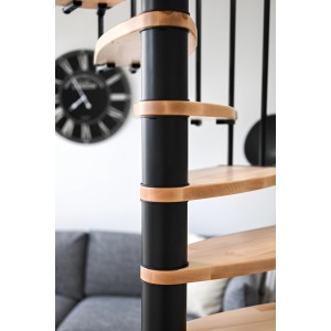 Detailaufnahme: Minka Spindeltreppe Luna, Buche-Stufen, schwarzes Metallgeländer.