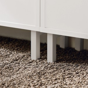 Detailaufnahme: Füße des weißen SoBuy Schuhkippers FSR151-W auf Teppich.