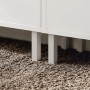 Detailaufnahme: Füße des weißen SoBuy Schuhkippers FSR151-W auf Teppich.