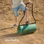 Grüne Tectake Rasenwalze (60 cm) im Einsatz auf einem Acker.