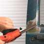 Black+Decker Powerfeile KA900E beim Schleifen von Metall. Die Schleifmaschine ist orange-schwarz.