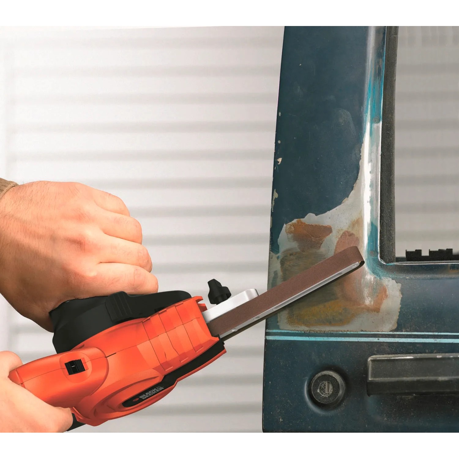 Black+Decker Powerfeile KA900E beim Schleifen von Metall. Die Schleifmaschine ist orange-schwarz.