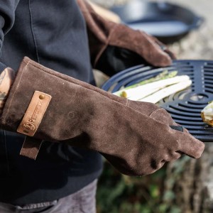 Dunkelbraune Petromax Grillhandschuhe XL aus Veloursleder beim Grillen.