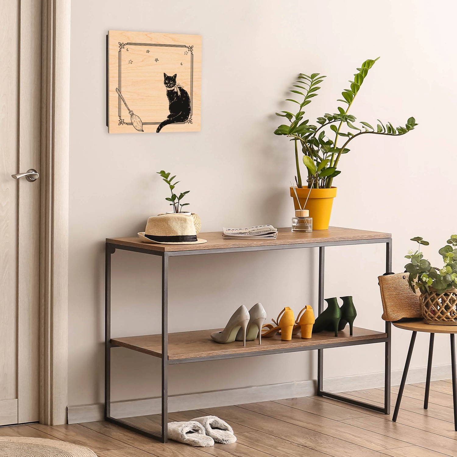 Schwarzer Banjado Schlüsselkasten aus Holz (30x30cm) mit Hexenkater-Motiv und 50 Haken.