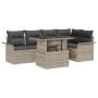 Hellgraues 6-teiliges Garten-Sofa-Set aus Poly Rattan mit Tisch und Kissen.
