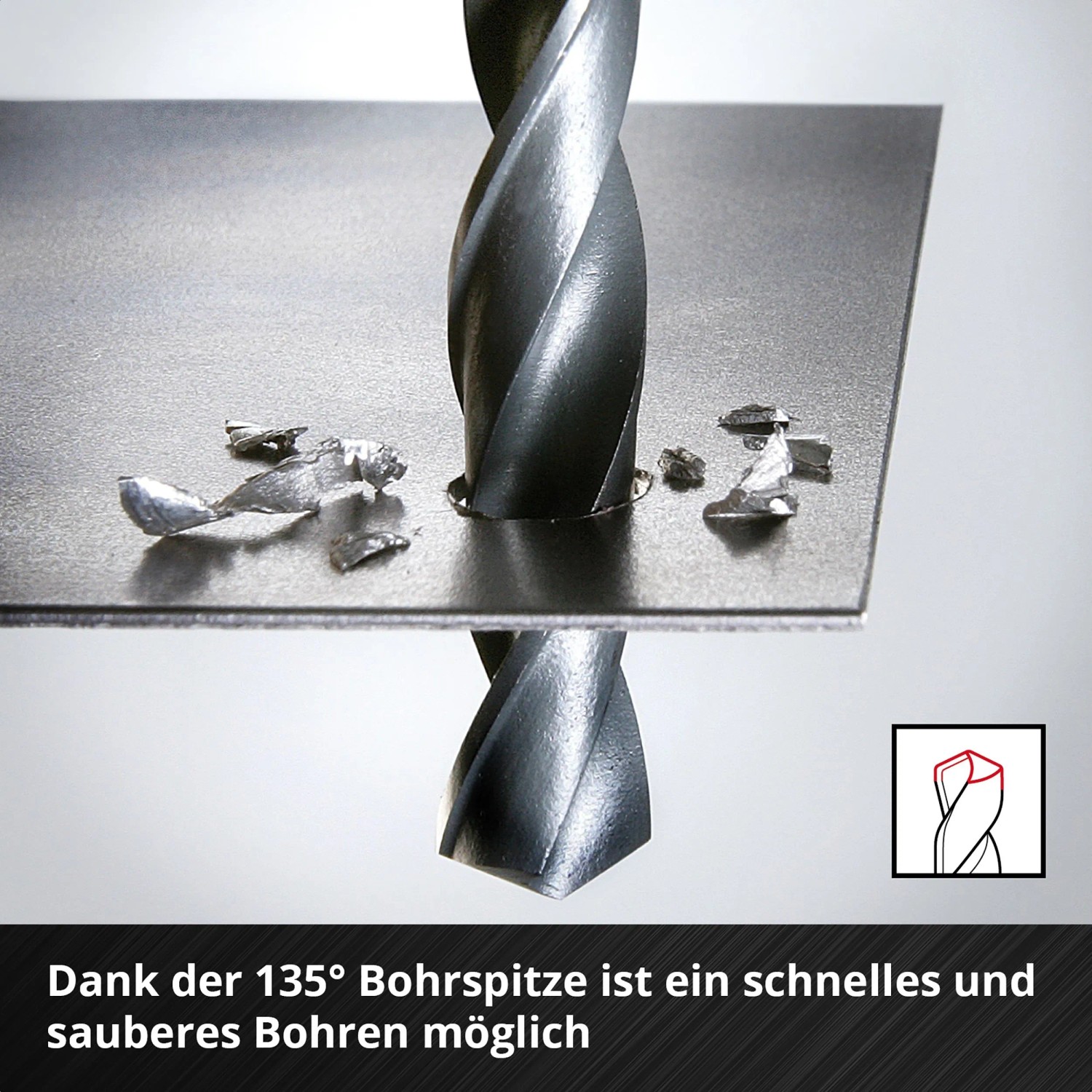 Einhell Metallbohrer-Set beim Bohren in Metall, Späne sichtbar.