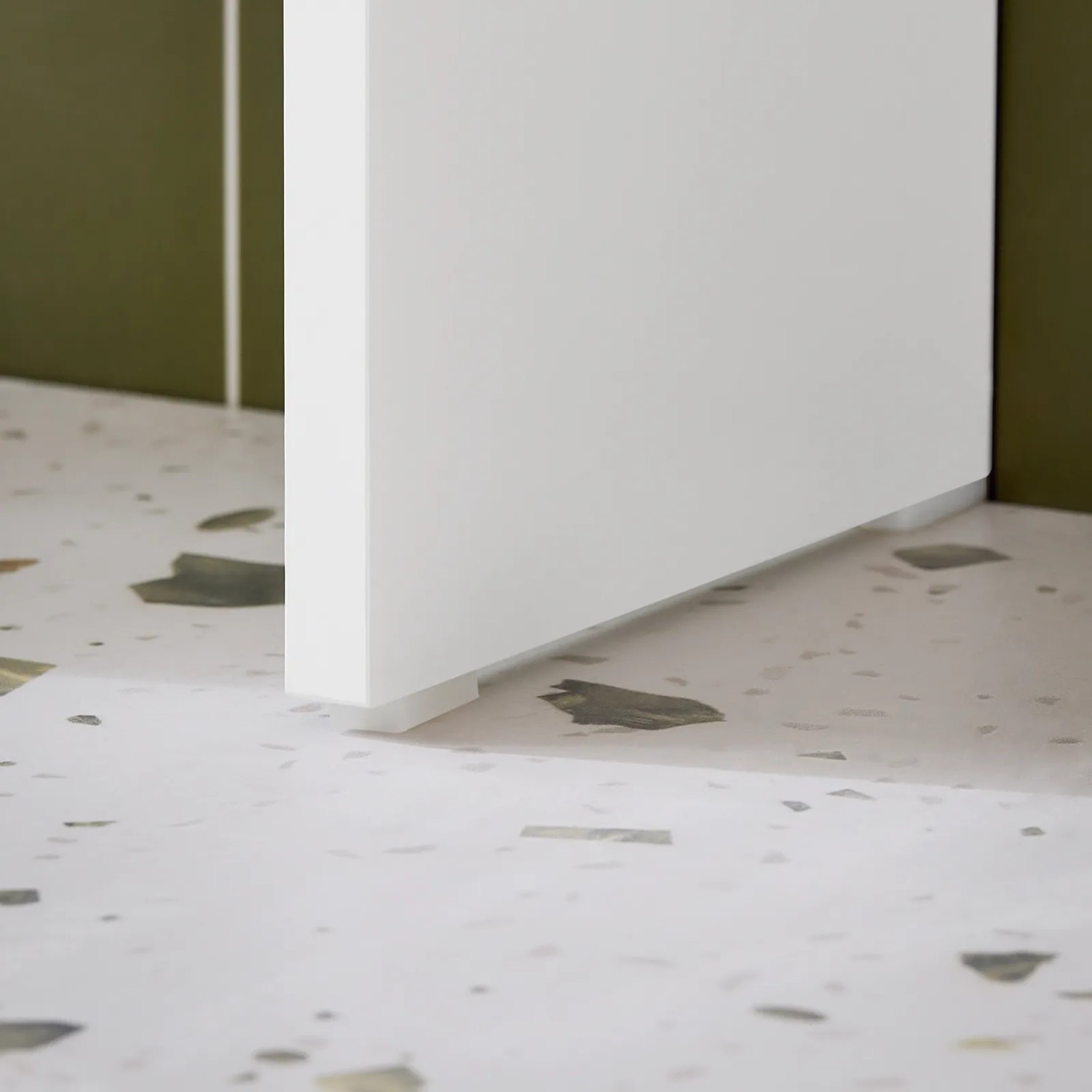 Detailaufnahme: Weißes Toilettenregal/Waschmaschinenschrank (SoBuy BZR165-W) mit Fußpolster.