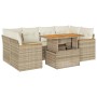 Beige 6-teilige Garten-Sofagarnitur aus Rattan mit Tisch und cremefarbenen Kissen.