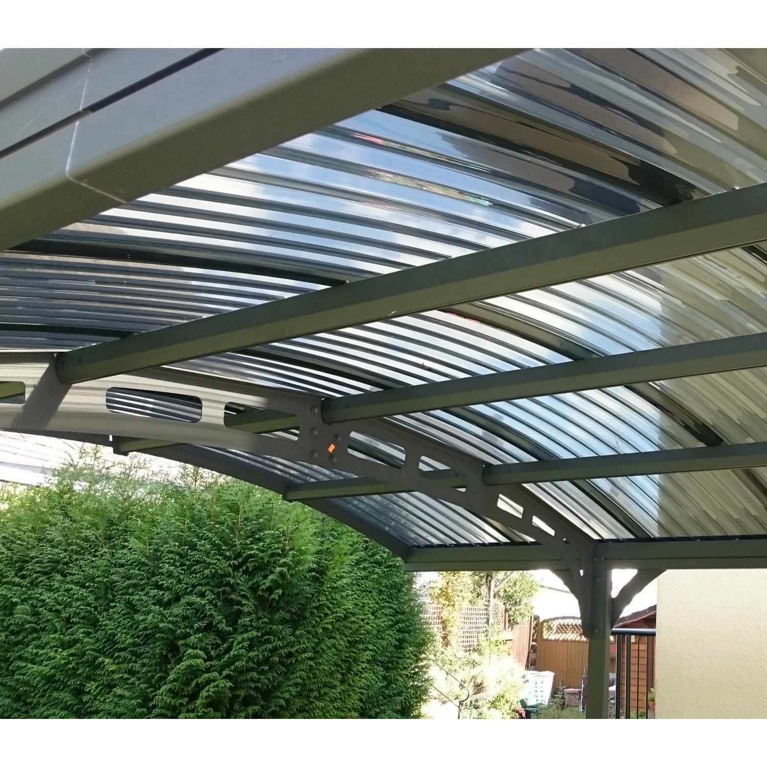 Palram Atlas Carport mit Bogendach, Aluminium, Basaltgrau, 495x288 cm. Detailansicht der Dachkonstruktion.