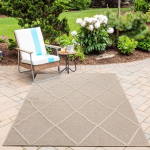 Beiger Ayyildiz In- und Outdoor-Teppich Patara mit Rautenmuster auf einer Terrasse.
