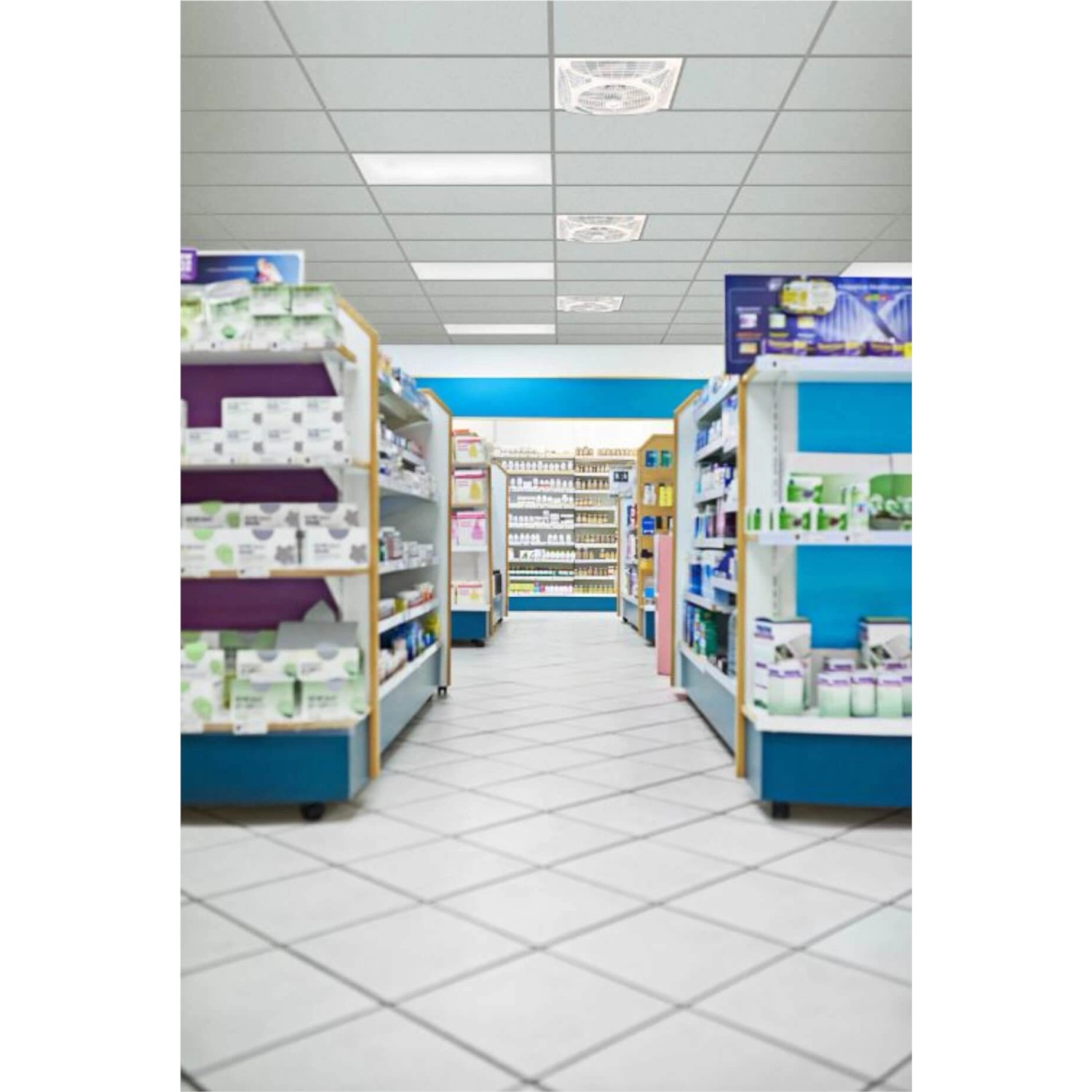 WESTINGHOUSE Deckeneinbau Ventilator Windsquare, weiß, in abgehängter Decke eines Geschäfts.