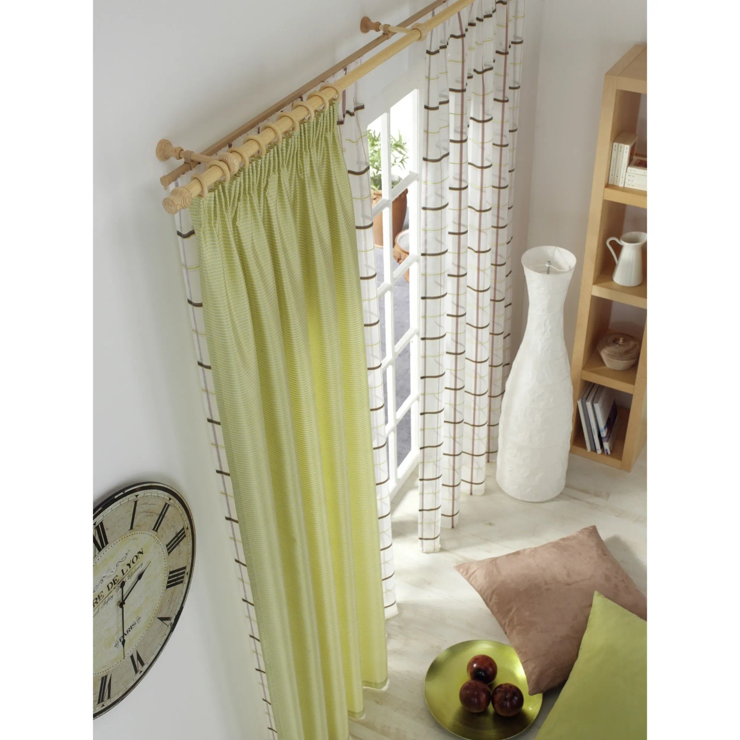Gardinia Gardinenstangen-Set Lugano Kiefer, 160 cm, mit Vorhang und Dekoration im Wohnraum.